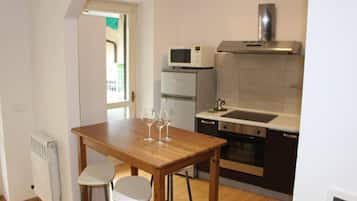 Appartamento | Cucina privata | Frigorifero, microonde, forno, piano cottura