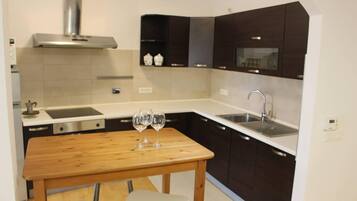 Appartamento | Cucina privata | Frigorifero, microonde, forno, piano cottura