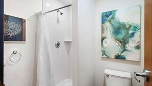 淋浴設備、風筒、提供毛巾、洗頭水