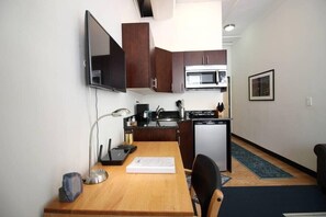 ثلاجة، ميكروويف، ماكينة لصنع القهوة/الشاي، محمصة خبز