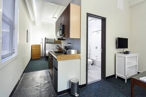 Kjøleskap, mikrobølgeovn, kaffetrakter/tekoker og brødrister