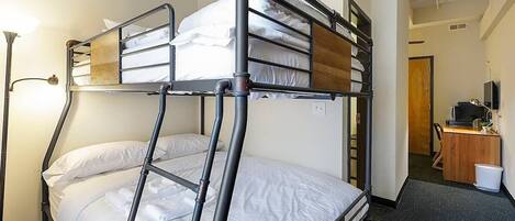 1 makuuhuone, työpöytä, silitysrauta/-lauta, Wi-Fi