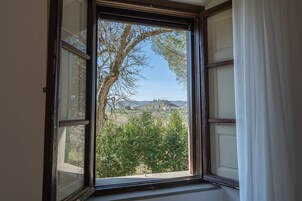 Minibar, decoración personalizada, muebles diferentes y wifi gratis 