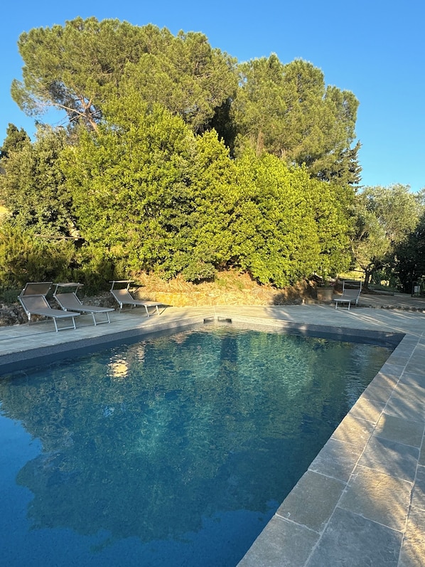 En säsongsöppen utomhuspool