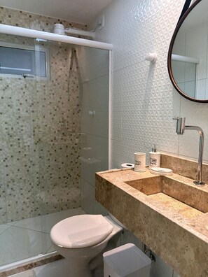 Comfort-Doppelzimmer, 1 King-Bett | Badezimmer | Dusche, kostenlose Toilettenartikel, Handtücher, Seife