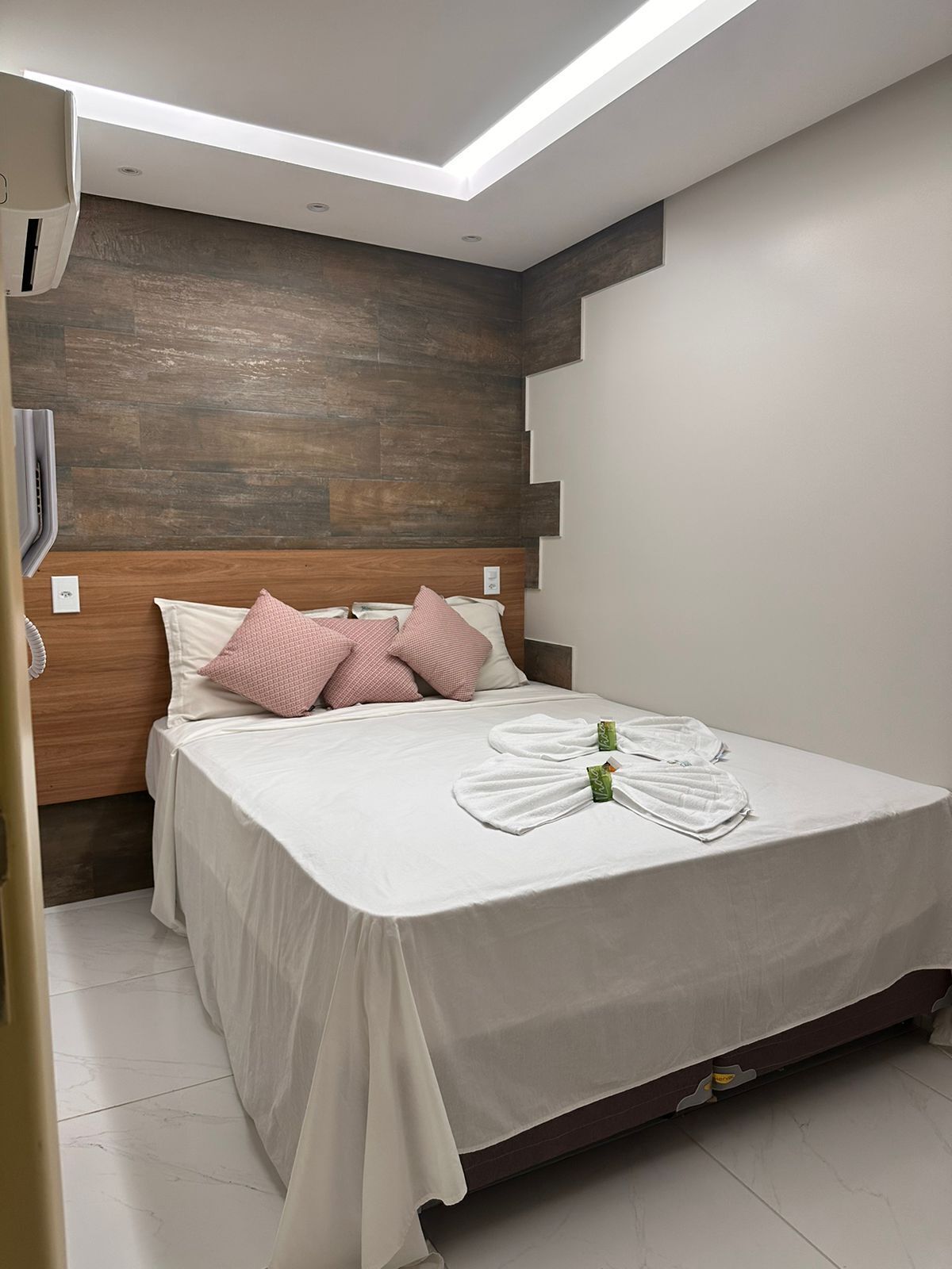 Luxe beddengoed, pillowtop-bedden, individueel gedecoreerd, een bureau