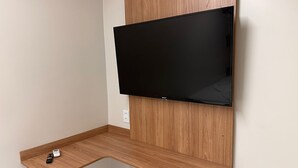 高档床上用品、加厚床垫、办公桌、笔记本电脑工作区