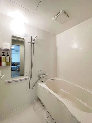 Bathtub, free toiletries, hair dryer, towels - b hotel Kaniwasou | Miyajima Island Stay 21 (Hatsukaichi)