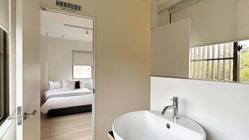 Bañera, secador de pelo, toallas