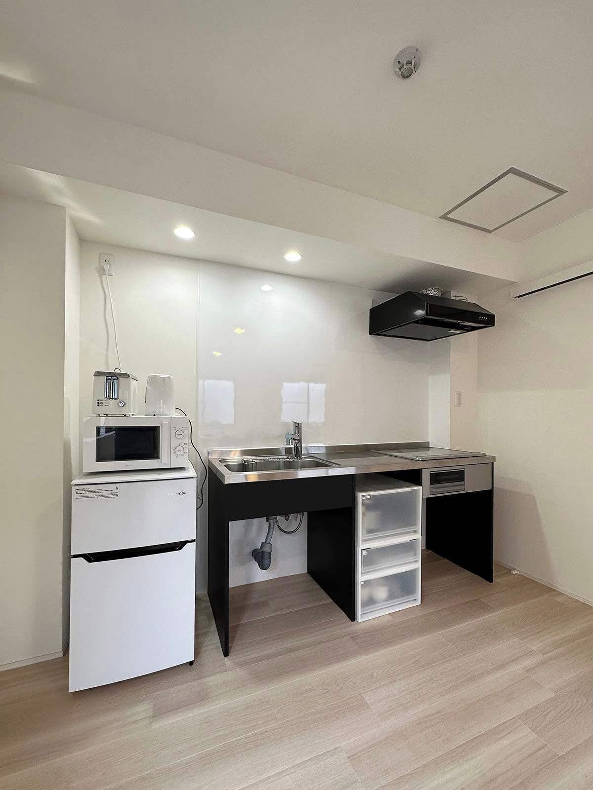 Fridge, microwave, stovetop, cookware/dishes/utensils