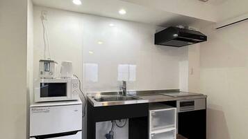 Fridge, microwave, stovetop, cookware/dishes/utensils