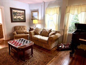 Smart TV, chimenea, reproductor de DVD, futbolito