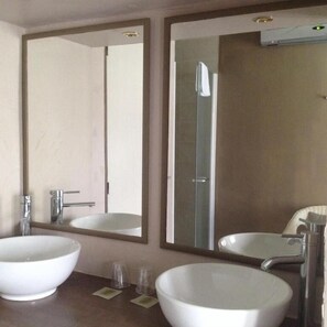 A bathroom with two large white sinks, a mirror, and a shower. - Hôtel les Magnanarelles (Maussane-les-Alpilles)