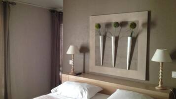 Comfort Double Room, Private Bathroom, Pool View (Chambre Double ou Twin, vue Piscine) | Desk, laptop workspace, blackout drapes, iron/ironing board