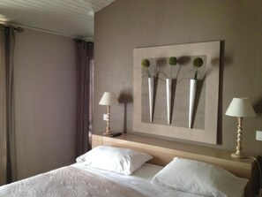 Comfort Double Room, Private Bathroom, Pool View (Chambre Double ou Twin, vue Piscine) | Desk, laptop workspace, blackout drapes, iron/ironing board - Hôtel les Magnanarelles (Maussane-les-Alpilles)