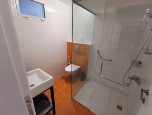 シャワー、ヘアドライヤー、石鹸、シャンプー