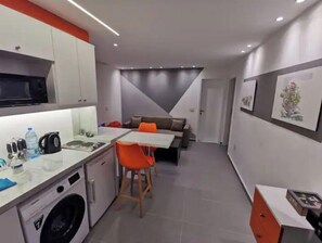 Minikjøleskap, mikrobølgeovn, fryser og spisebord