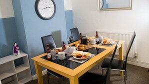 Townhome | In-room dining - 2 bed house Sedley Street Liverpool (Liverpool)