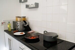 Stadtwohnung | Eigene Küche | Kühlschrank, Mikrowelle, Wasserkocher mit Kaffee-/Teezubehör