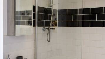 Townhome | Bathroom | Combined shower/bathtub, free toiletries, towels, soap