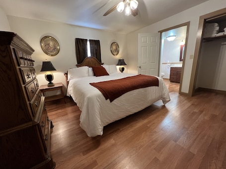 1 bedroom, WiFi, bed sheets. Oak Street Cottage at Leslie