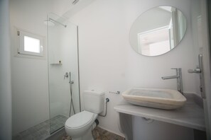 Doccia, asciugacapelli, asciugamani, sapone