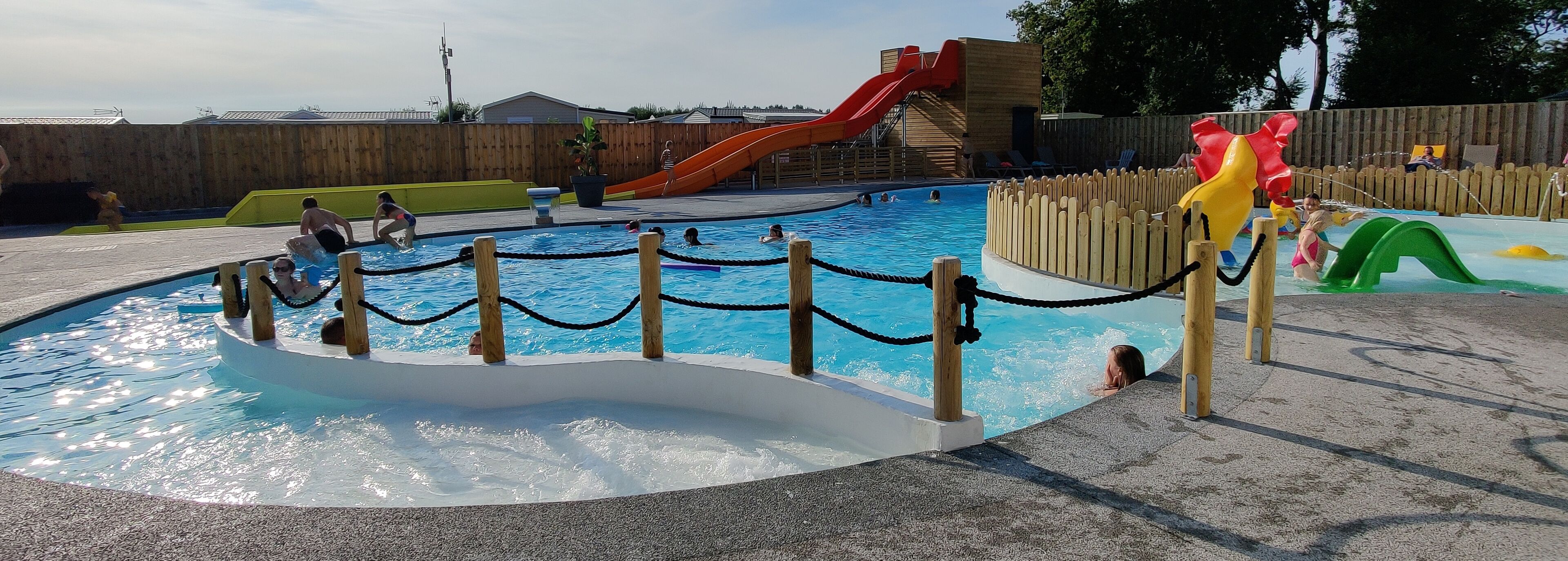 Innendørsbasseng og utendørsbasseng