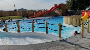 Een binnenzwembad en een buitenzwembad