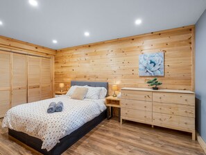 4 bedrooms, iron/ironing board, travel cot, WiFi