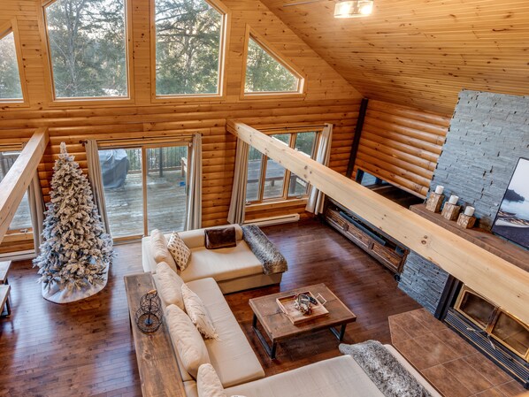 Smart TV, fireplace, DVD player, table football