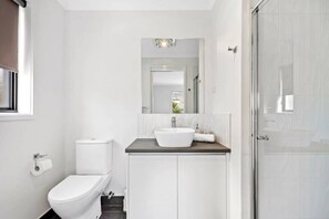 Bathtub, hair dryer, towels, shampoo