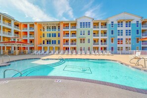 Outdoor pool - Bayside condo right on the beach, beautiful views, onsite pools (VIRGINIA BEACH)