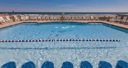 Bayside condo right on the beach, beautiful views, onsite pools