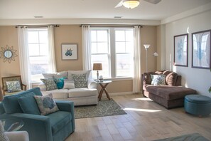 Smart TV, DVD player, books - Bayside condo right on the beach, beautiful views, onsite pools (VIRGINIA BEACH)