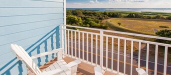 Bayside condo right on the beach, beautiful views, onsite pools