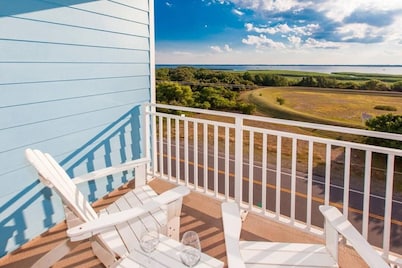 Bayside condo right on the beach, beautiful views, onsite pools
