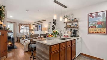 KĂŒhlschrank, Mikrowelle, Ofen, Herdplatte