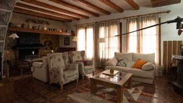 Televisie, een open haard en boeken