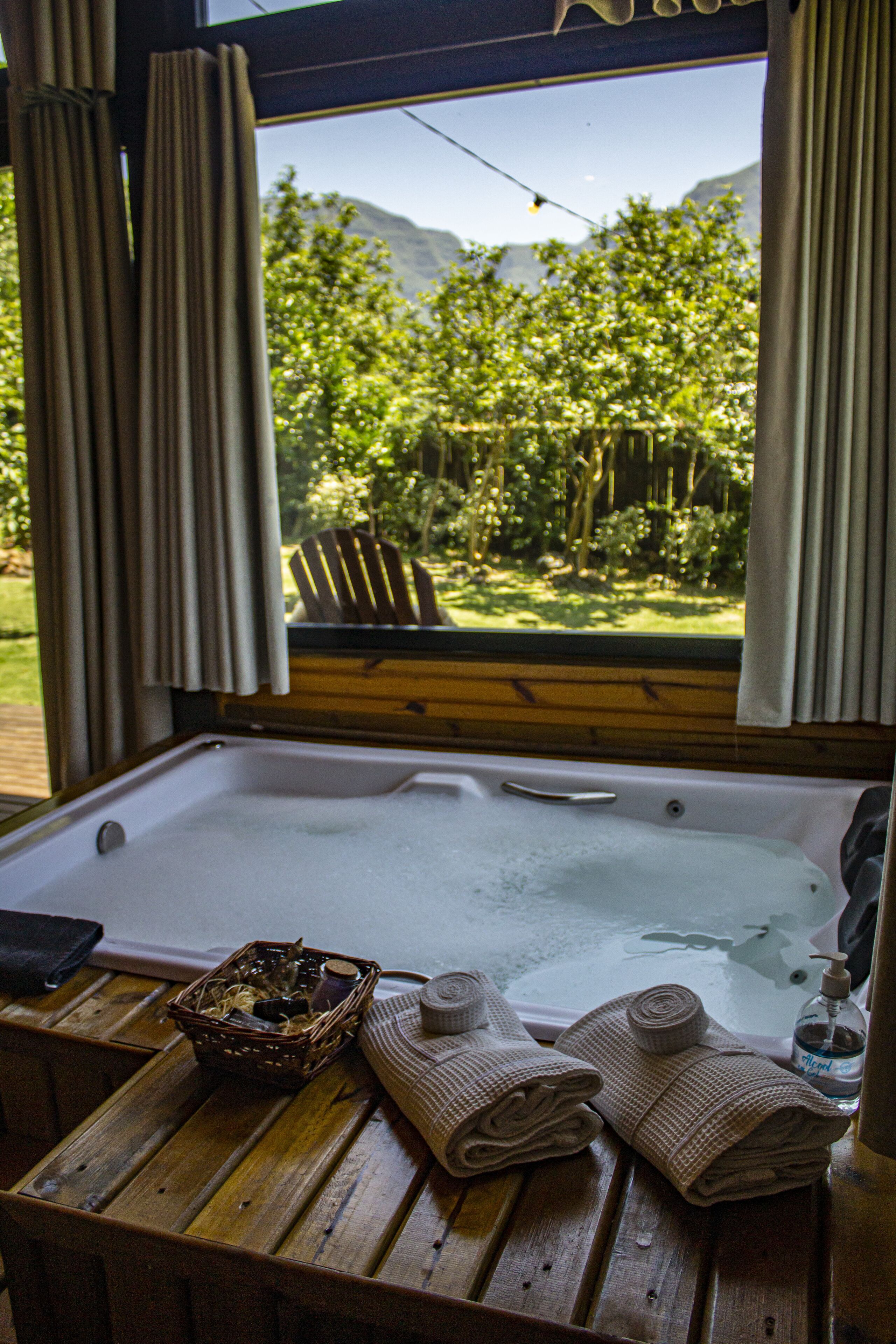 Luxury Chalet, Jetted Tub, Mountain View | Private spa tub