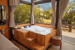 蜜月木屋, 按摩浴缸, 山景 | 起居区 | 32-英寸智能电视（配备有线频道）、电视、壁炉