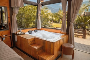 Honeymoon chalet, bubbelbad, uitzicht op bergen | Woonruimte | Een 32-inch smart-tv met kabelzenders, een televisie en een open haard