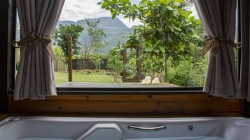 Chalé romântico, 1 cama Queen, banheira de hidromassagem, vista para a montanha | 1 quarto, roupas de cama premium, frigobar, cortinas blackout