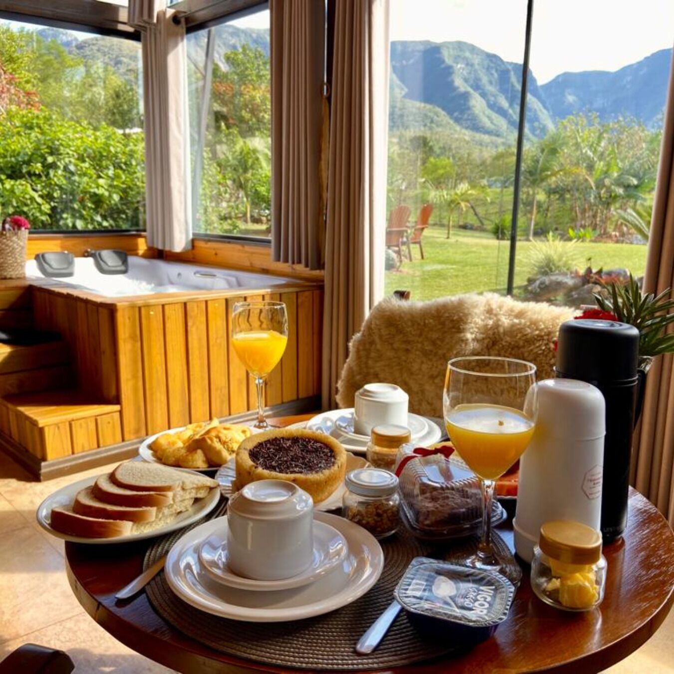 Honeymoon Chalet, Jetted Tub, Mountain View | In-room dining