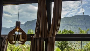 Romantische chalet, 1 queensize bed, bubbelbad, uitzicht op bergen | Uitzicht op de bergen