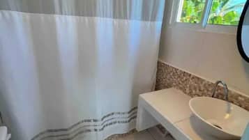Handtücher, Seife, Shampoo, Toilettenpapier