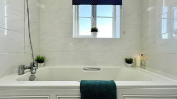 Serviettes fournies, savon, papier toilette