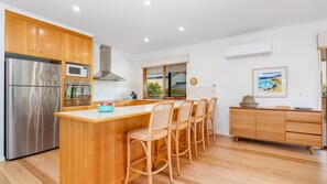 Fridge, microwave, oven, stovetop - Meander Inn Inverloch (Inverloch)