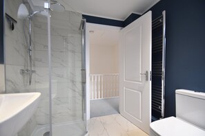 A bathroom with a glass-enclosed shower, a white sink, and a white toilet. - Southbank family-friendly holiday cottage in Rye, close to the centre (Rye)