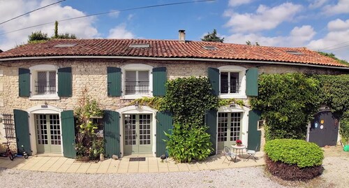 Great family-friendly Farmhouse with pool on large site. Peaceful rural region.