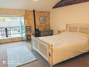 4 bedrooms, desk, iron/ironing board, WiFi